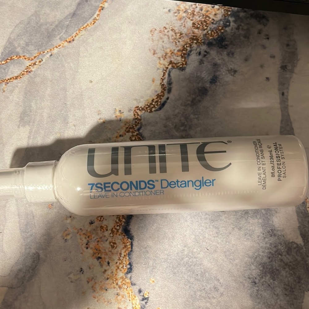 Leave in conditioner and detangler